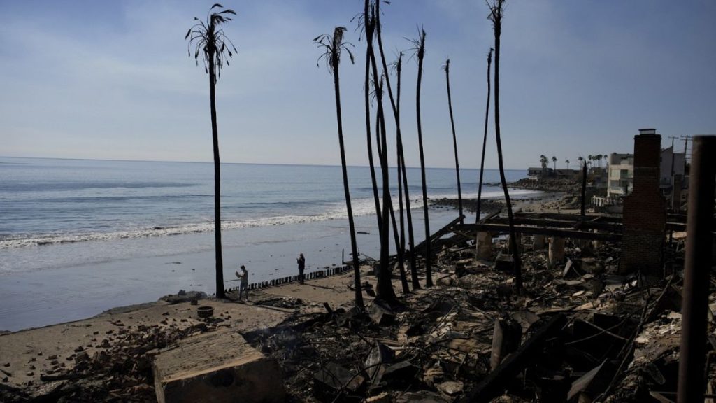 Les incendies de forêt à Los Angeles attisés par les vents violents et la sécheresse – en images