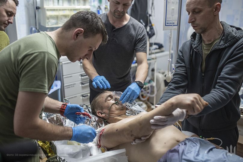 Des médecins militaires prodiguent les premiers soins à un soldat ukrainien blessé dans un point de stabilisation médical de la région de Dnipropetrovsk, en Ukraine, le 9 janvier 2025.