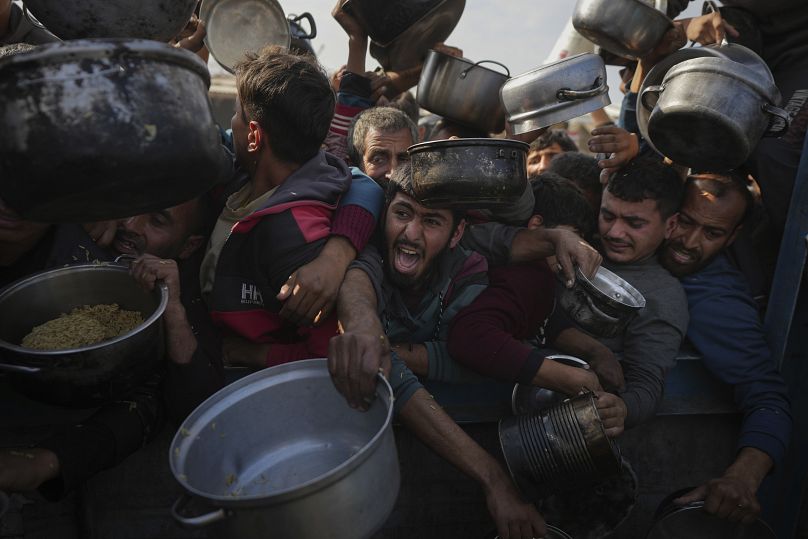 Des Palestiniens peinent à trouver de la nourriture dans un centre de distribution à Khan Younis, le 9 janvier 2025.