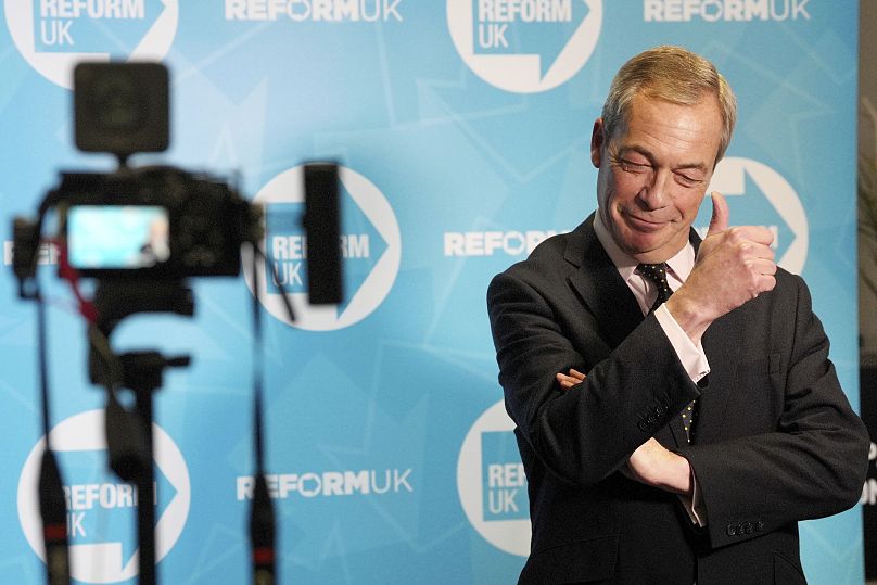 Le leader réformiste britannique Nigel Farage s'adresse aux médias lors de la conférence du parti sur le Sud-Est à l'hippodrome de Sandown Park à Esher, le 10 janvier 2025.