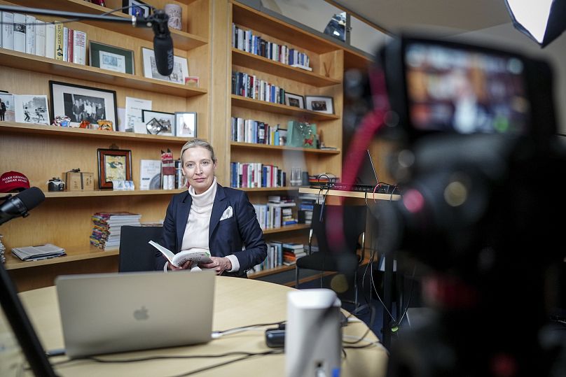 Alice Weidel, candidate à la chancelière de l'AfD, se prépare pour une interview X en direct avec Elon Musk dans son bureau à Berlin, le 9 janvier 2025