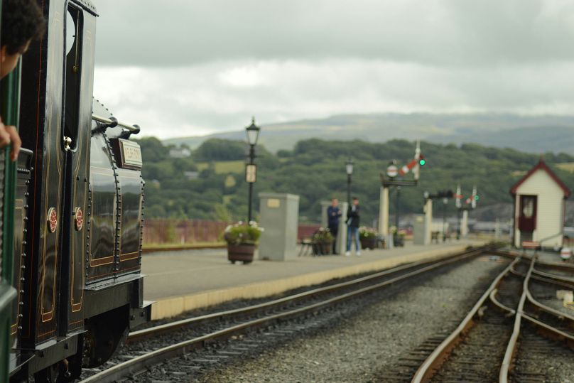 Un train Ffestiniog & Welsh Highland Railways sur la voie ferrée de Porthmadog.