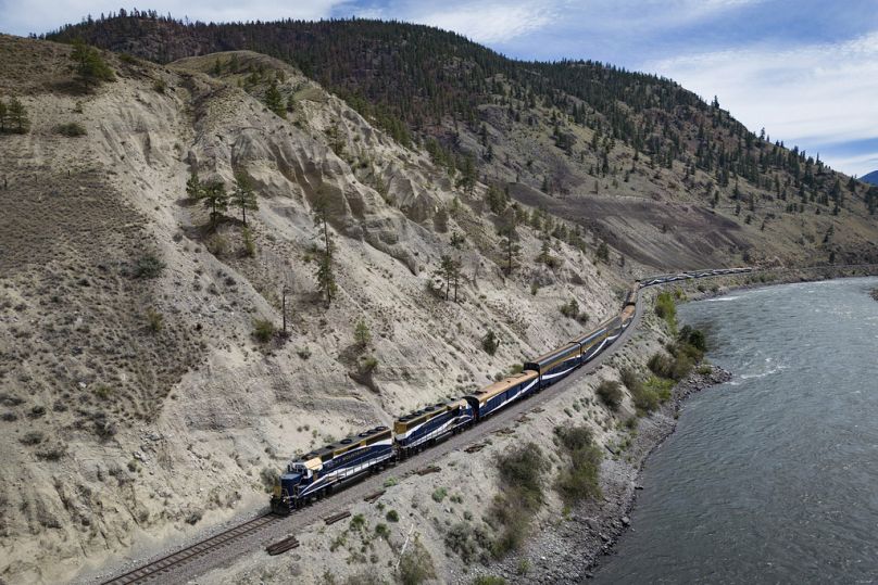 Le train de voyageurs Rocky Mountaineer circule le long de la rivière Thompson entre Spences Bridge et Ashcroft lors d'un voyage de Vancouver à Kamloops.