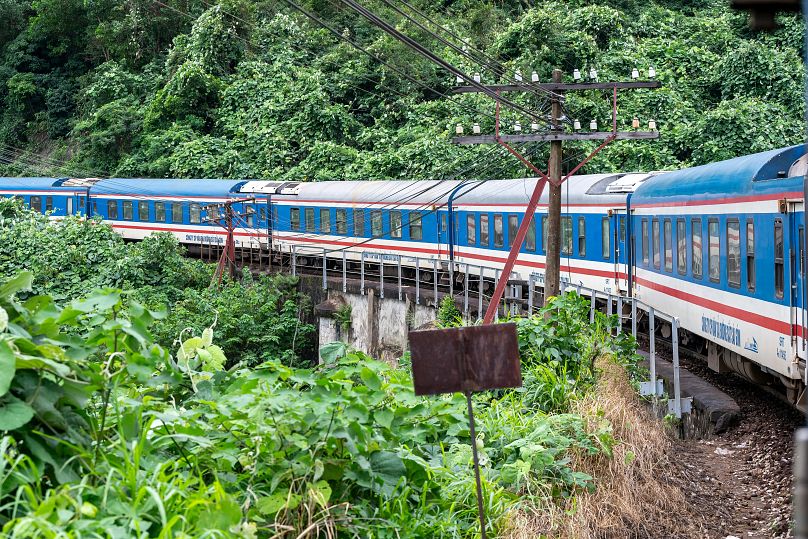 Un train sur la ligne de réunification vietnamienne juste au nord de Danang. 