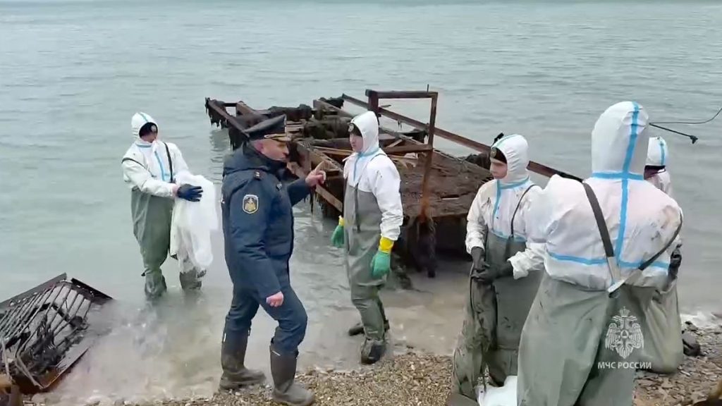 Russian Emergency Situations Minister Alexander Kurenkov speaks to rescuers working to clean up fuel oil that spilled out of two tankers, 12 January, 2025