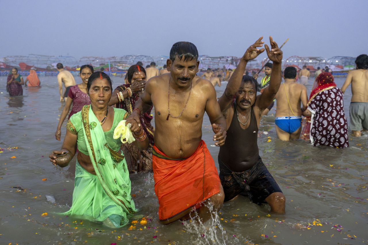 Les fidèles hindous sortent après s'être baignés au confluent du Gange, de la Yamuna et des mythiques rivières Saraswati.