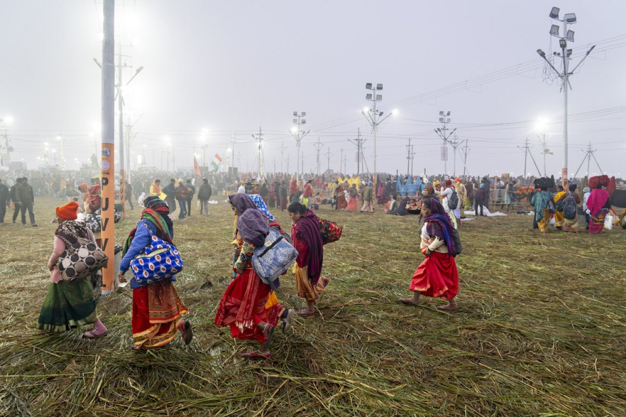 Les fidèles hindous partent après s'être baignés au confluent du Gange, de la Yamuna et des mythiques rivières Saraswati