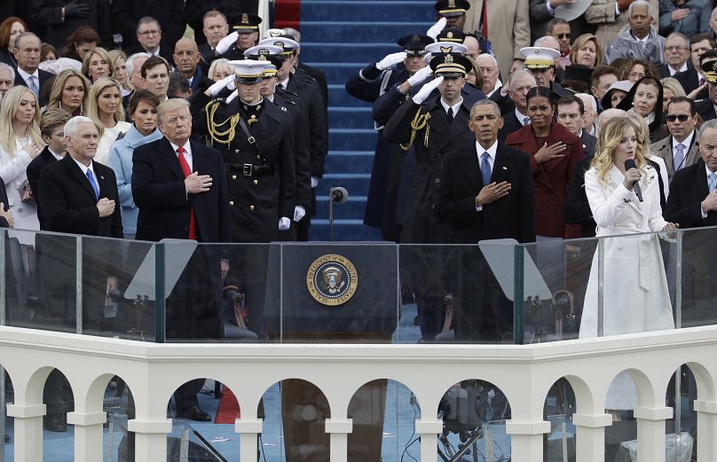 Donald Trump et le vice-président Mike Pence écoutent l'hymne national chanté par Jackie Evancho avec l'ancien président Barack Obama et son épouse Michelle - 2017