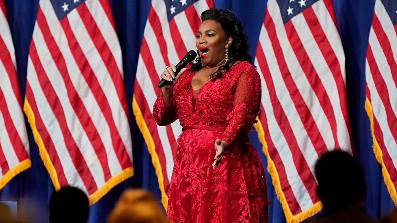 Mary Millben chante l'hymne national à l'ouverture du premier jour de la Convention nationale républicaine - août 2020