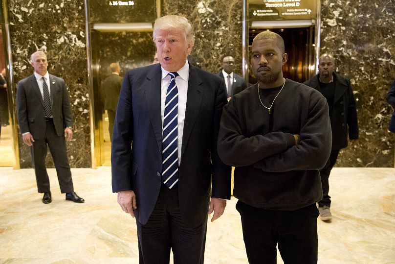 Donald Trump et Kanye West posent pour une photo dans le hall de la Trump Tower à New York - décembre 2016