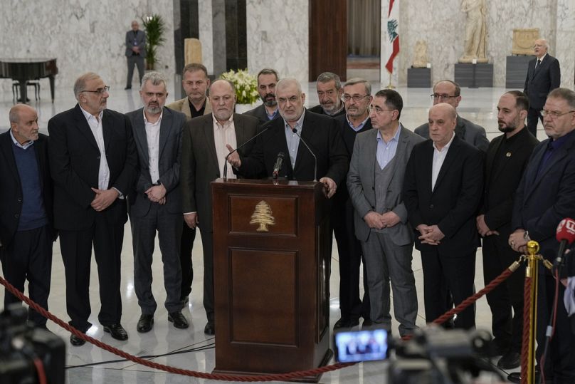 Le chef du bloc parlementaire du Hezbollah, Mohammed Raad, s'adresse aux journalistes après sa rencontre avec le président libanais au palais présidentiel de Beyrouth, le 13 janvier 2025.