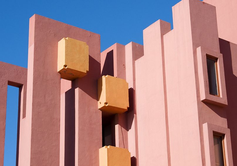 Les balcons recuerdan les saillants qui apparaissent dans la série