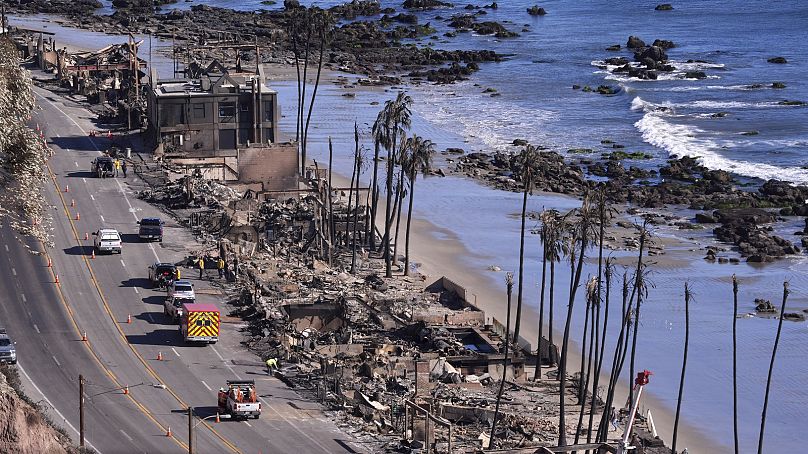 Des maisons le long de la Pacific Coast Highway sont vues brûler à cause de l'incendie de Palisades, le dimanche 12 janvier 2025, à Malibu, en Californie.