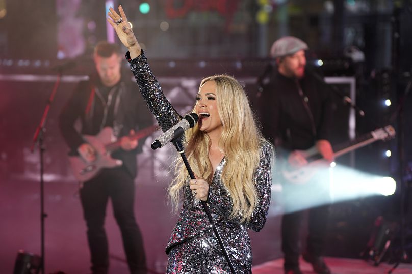 Carrie Underwood se produit lors de la célébration du Nouvel An à Times Square, le mardi 31 décembre 2024, à New York