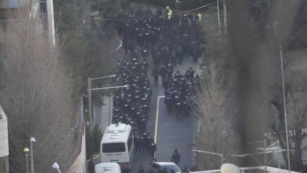 Investigators from the anti-corruption agency, police officers make their way to the residence of impeached President Yoon Suk Yeol to execute arrest warrant, Jan. 15, 2025