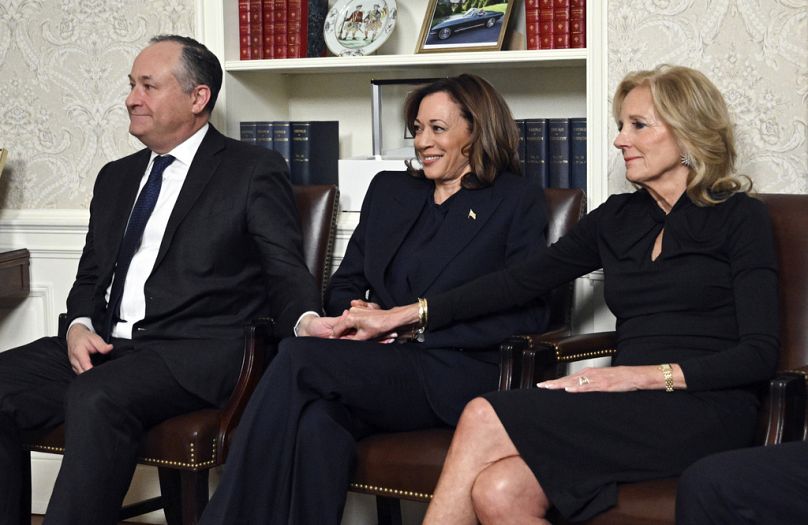 La première dame Jill Biden, à droite, tient la main de la vice-présidente Kamala Harris pendant que le président Joe Biden s'exprime depuis le bureau ovale, dans un discours d'adieu le mercredi 15 janvier 2025.