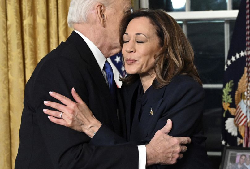 Le président Joe Biden embrasse la vice-présidente Kamala Harris après avoir prononcé son discours d'adieu depuis le bureau ovale de la Maison Blanche, le mercredi 15 janvier 2025, à Washington.