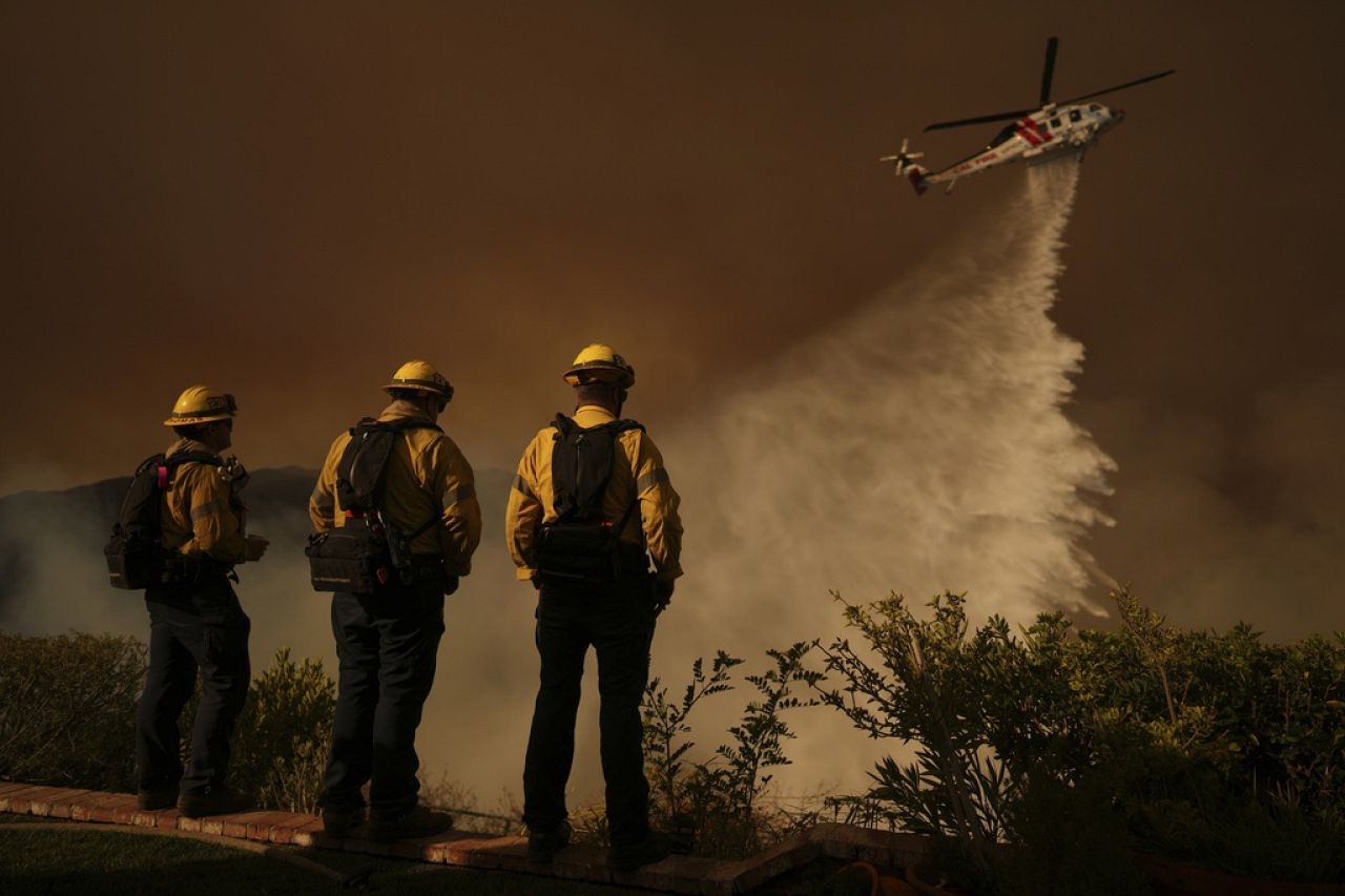 De l'eau est larguée par hélicoptère sur l'incendie des Palisades dans le canyon de Mandeville, le 11 janvier 2025, à Los Angeles