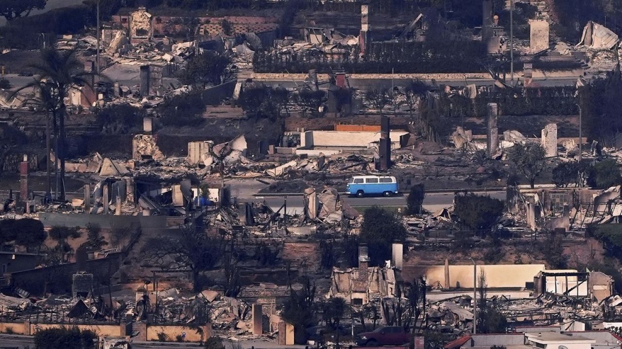 Un bus Volkswagen au milieu de maisons incendiées, le 9 janvier 2025, à Malibu, en Californie.