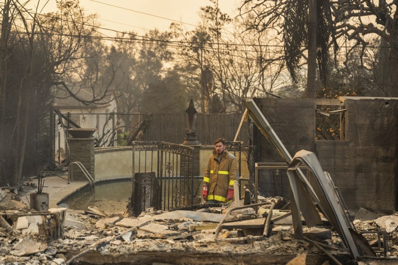 Robert Lara regarde sa maison qui a été détruite après l'incendie d'Eaton à Altadena, en Californie, le 9 janvier 2025. 