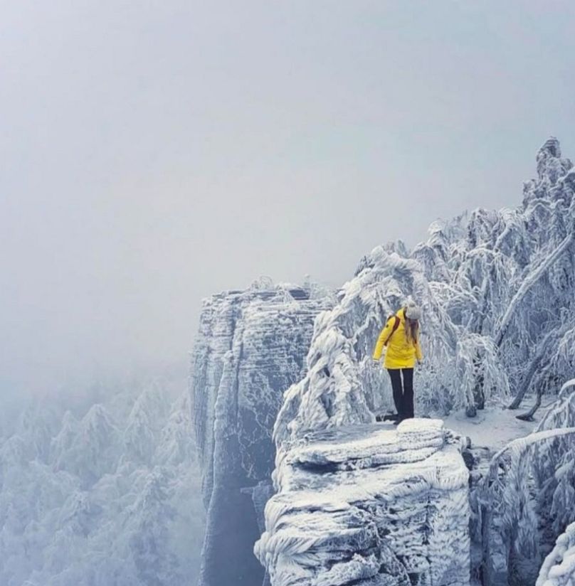 Une scène hivernale en Suisse bohémienne, avec vue sur les monts Luzice