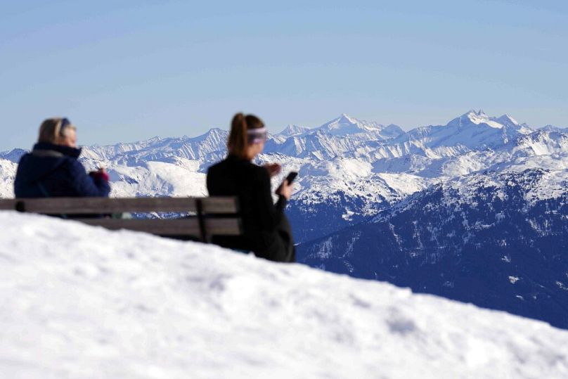 Les gens profitent d'une journée ensoleillée près du sommet Hafelekar de 2 334 m dans les montagnes des Alpes « Nordkette » à Innsbruck, en Autriche