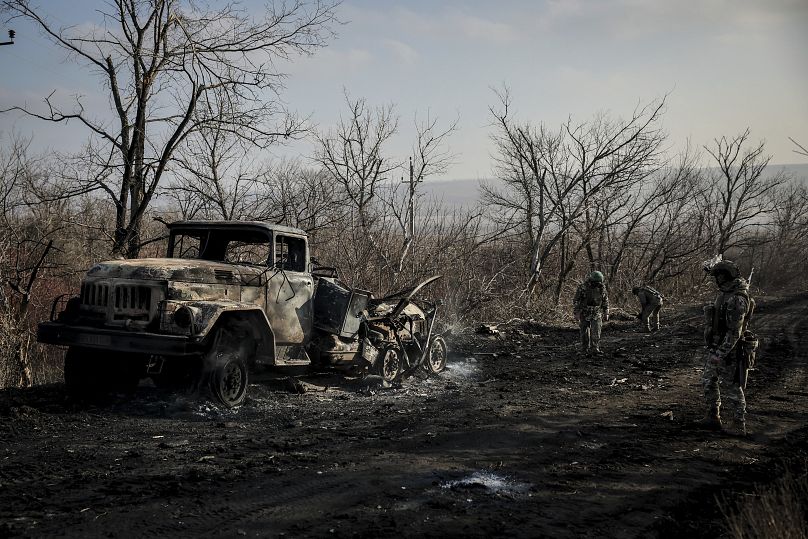 Des militaires ukrainiens récupèrent des munitions endommagées sur la route, sur la ligne de front près de Chasiv Yar, le 10 janvier 2025.