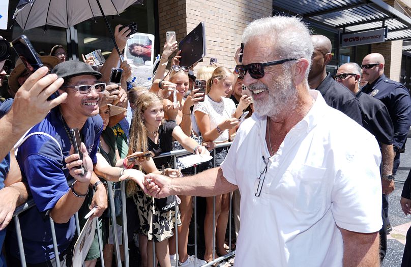 Mel Gibson, à droite, interagit avec les membres de la foule alors qu'il quitte une cérémonie d'étoile du Hollywood Walk of Fame pour l'acteur Vince Vaughn le 12 août 2024, à Los Angeles