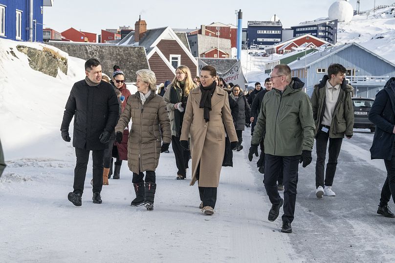 La présidente de la Commission européenne Ursula von der Leyen, deuxième à gauche, le Premier ministre groenlandais Mute B. Egede, à gauche, et la Première ministre danoise Mette Frederiksen, au centre.