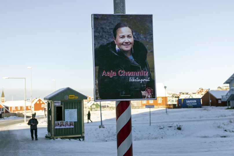 Une affiche électorale pour la candidate parlementaire Aaja Chemnitz, à Nuuk au Groenland, au Danemark, le mardi 1er novembre 2022.