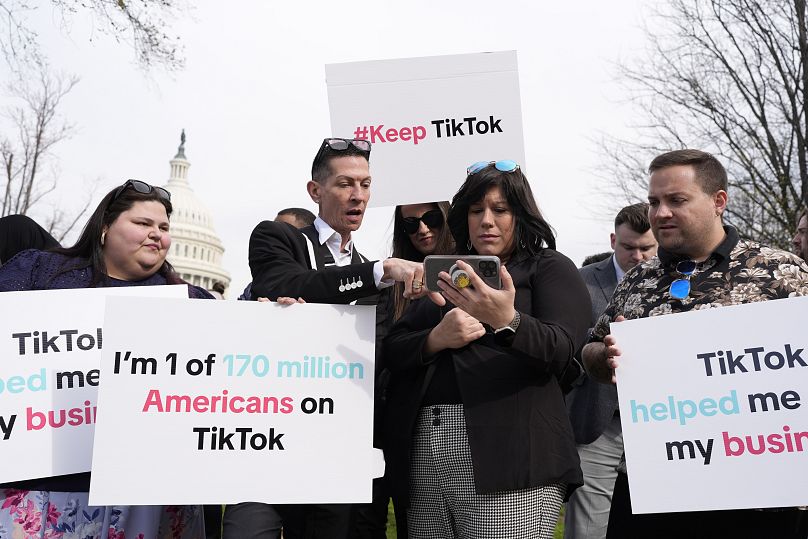 Les passionnés de TikTok se rassemblent au Capitole à Washington alors que la Chambre a adopté un projet de loi qui entraînerait une interdiction nationale de la populaire application vidéo, le 13 mars 2024.