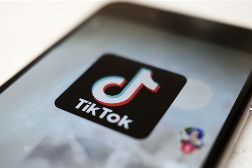 Le logo TikTok affiché sur l'écran d'un smartphone à Tokyo, le 28 septembre 2020