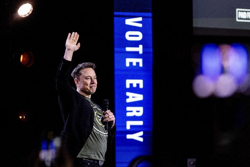 Elon Musk, PDG de Tesla et SpaceX, fait des gestes alors qu'il s'exprime à l'église Life Center à Harrisburg, le 19 octobre 2024.