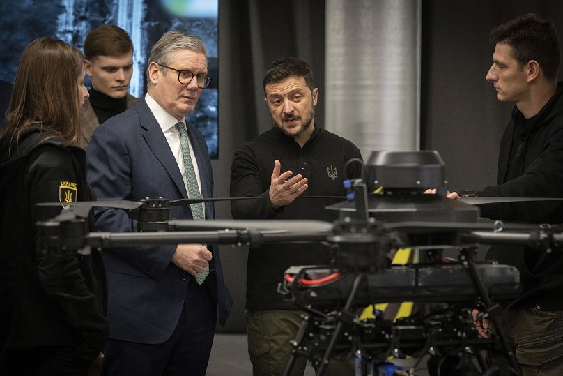 Le Premier ministre britannique Keir Starmer et le président ukrainien Volodymyr Zelenskyy assistent à une présentation de drones militaires ukrainiens à Kiev, le 16 janvier 2025.