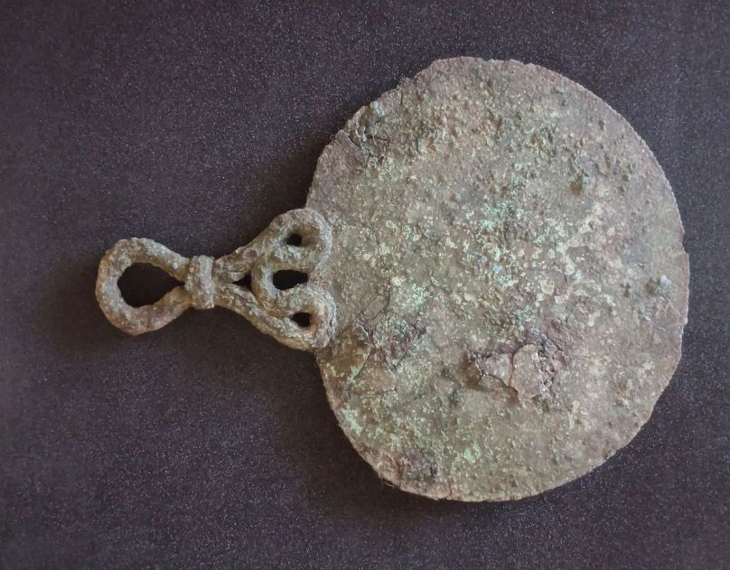 Le miroir en bronze trouvé dans une sépulture vieille de 2 000 ans de l'âge du fer à Bryher, dans les îles Scilly, juste au large des côtes des Cornouailles, en Angleterre.