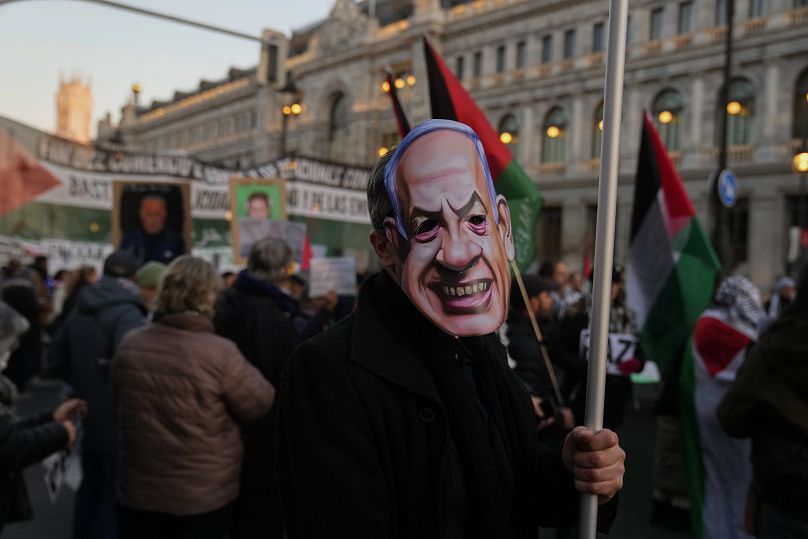 Un manifestant portant un masque du Premier ministre israélien Benjamin Netanyahu défile en soutien aux Palestiniens à Madrid, le 18 janvier 2025.