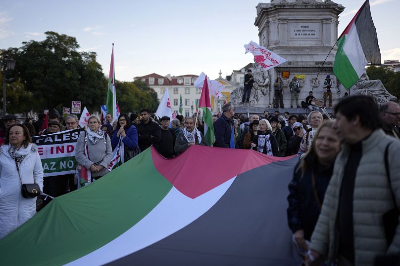 Des gens brandissent un drapeau palestinien lors d'une manifestation pour la paix et en soutien aux Palestiniens à Lisbonne, le 18 janvier 2025.