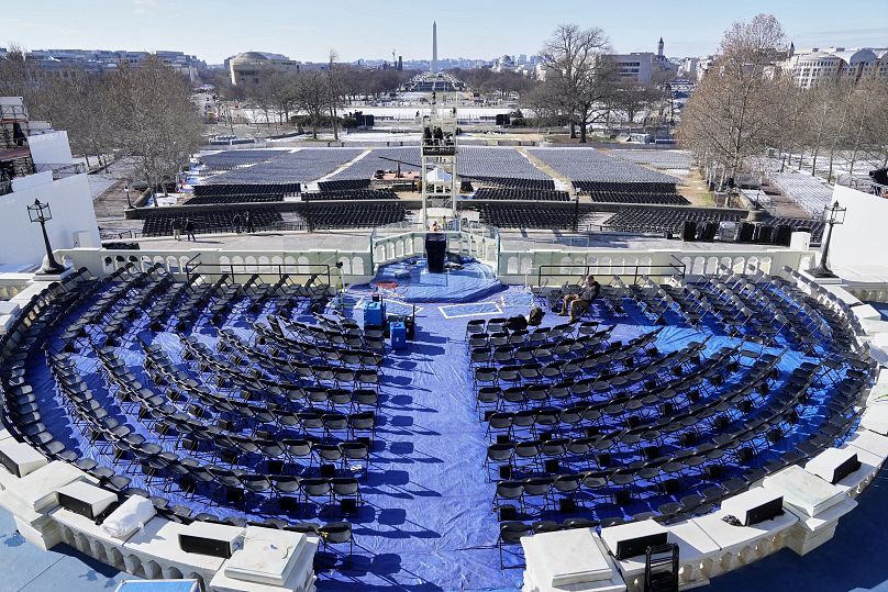 La scène où était prévue l'investiture présidentielle est visible sur la façade ouest du Capitole des États-Unis à Washington, le 17 janvier 2025.