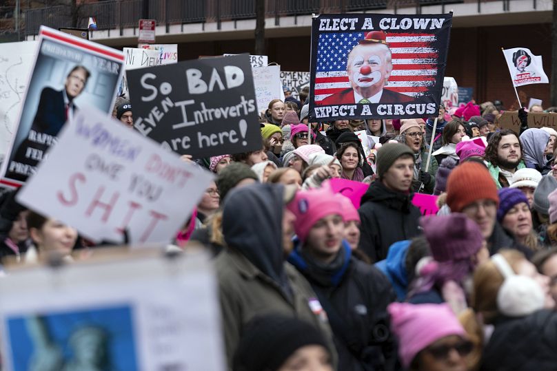 Des manifestants protestent contre la nouvelle administration du président élu Donald Trump lors de la marche du peuple à Washington, le 18 janvier 2025.