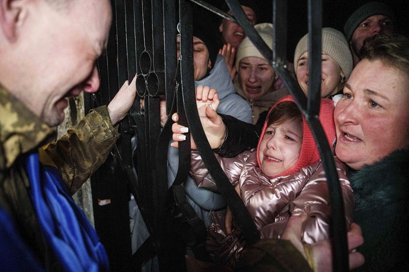 Un militaire ukrainien pleure en voyant sa fille après son retour de captivité lors d'un échange de prisonniers de guerre entre la Russie et l'Ukraine, le 30 décembre 2024.