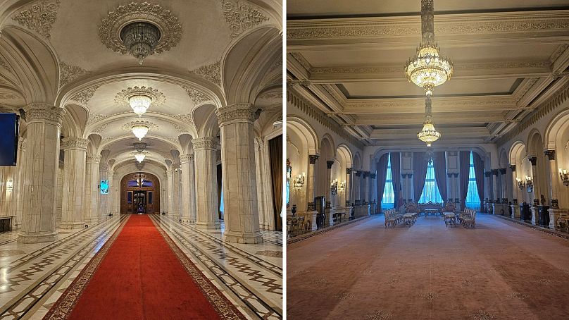 À l'intérieur de l'imposant Palais du Parlement de Bucarest.