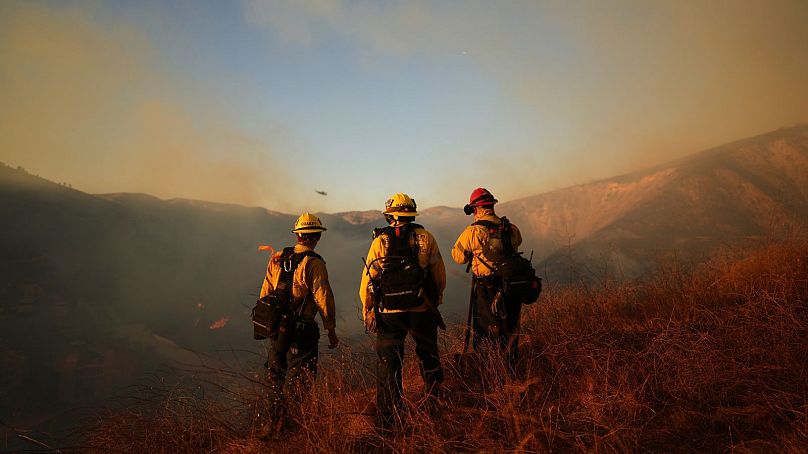 Les pompiers surveillent l'incendie de Kenneth, le 9 janvier, dans le quartier de West Hills à Los Angeles. 