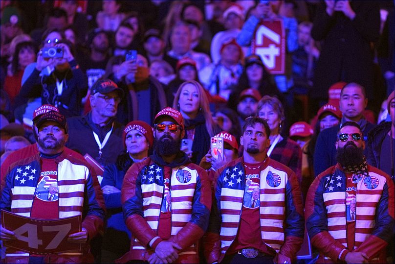 Le public regarde le président élu Donald Trump s'exprimer lors d'un rassemblement avant son investiture le lundi 19 janvier 2025.