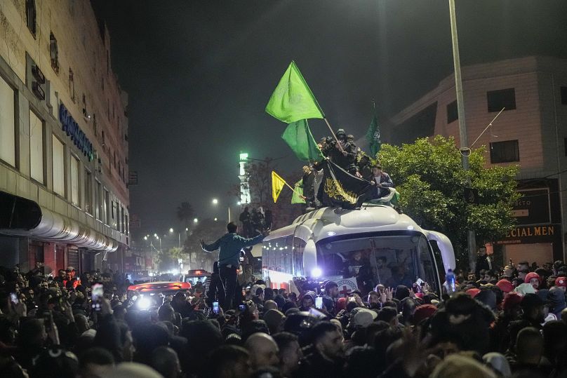 Un bus transportant des prisonniers palestiniens arrive à Beitunia, le 20 janvier 2025