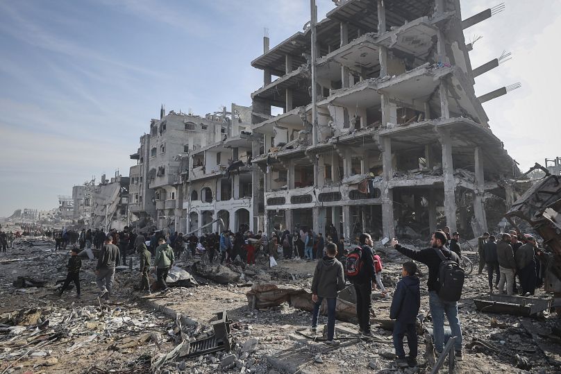 Des Palestiniens inspectent les destructions causées par l'offensive aérienne et terrestre israélienne à Jabaliya, le 19 janvier 2025.