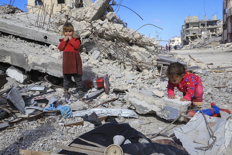 Des enfants jouent dans les décombres d'un bâtiment détruit à Rafah, dans le sud de la bande de Gaza, le lundi 20 janvier 2025.