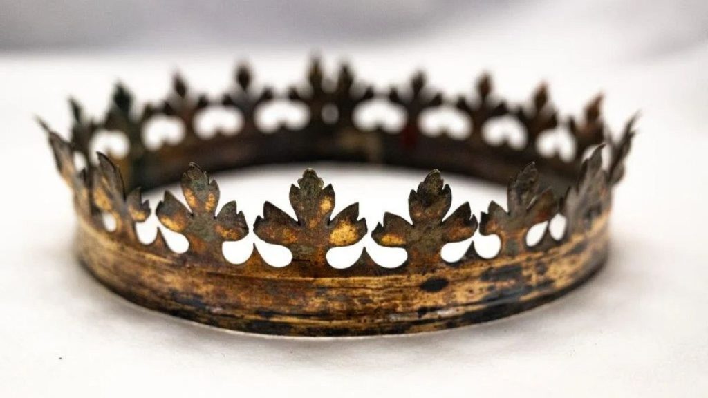 A crown among the artefacts found at Vilnius Cathedral.