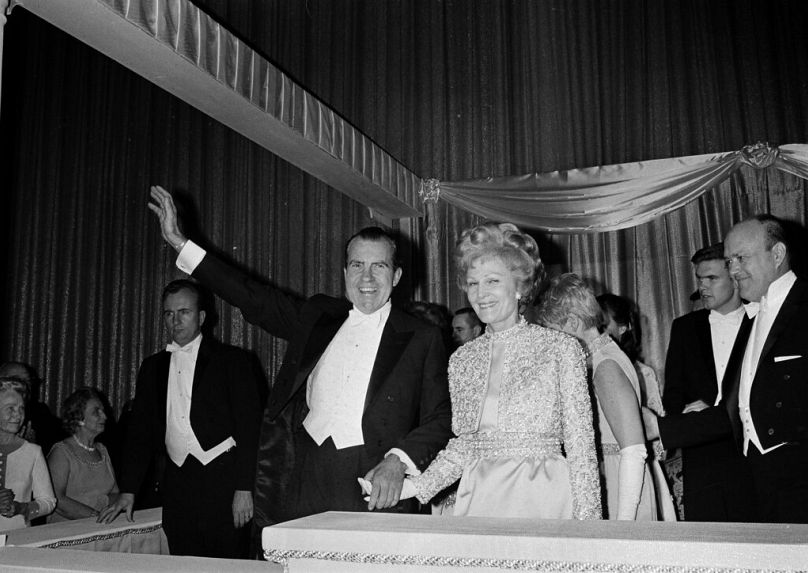 Le président Nixon et son épouse Pat se tiennent la main lors du bal inaugural de l'hôtel Shoreham à Washington, DC, le 20 janvier 1969.