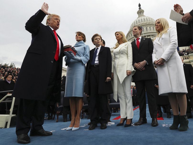 DOSSIER – Le président Donald Trump prête serment devant le juge en chef John Roberts, le vendredi 27 janvier 2017, au Capitole à Washington.