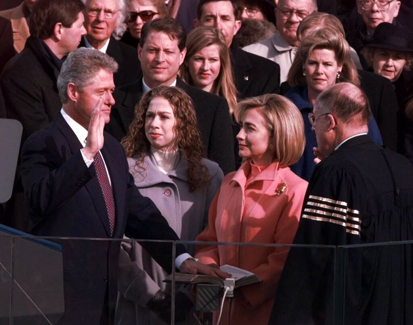 Le président Clinton prête serment pour son deuxième mandat, le lundi 20 janvier 1997, à Washington, par le juge en chef des États-Unis, William Rehnquist.